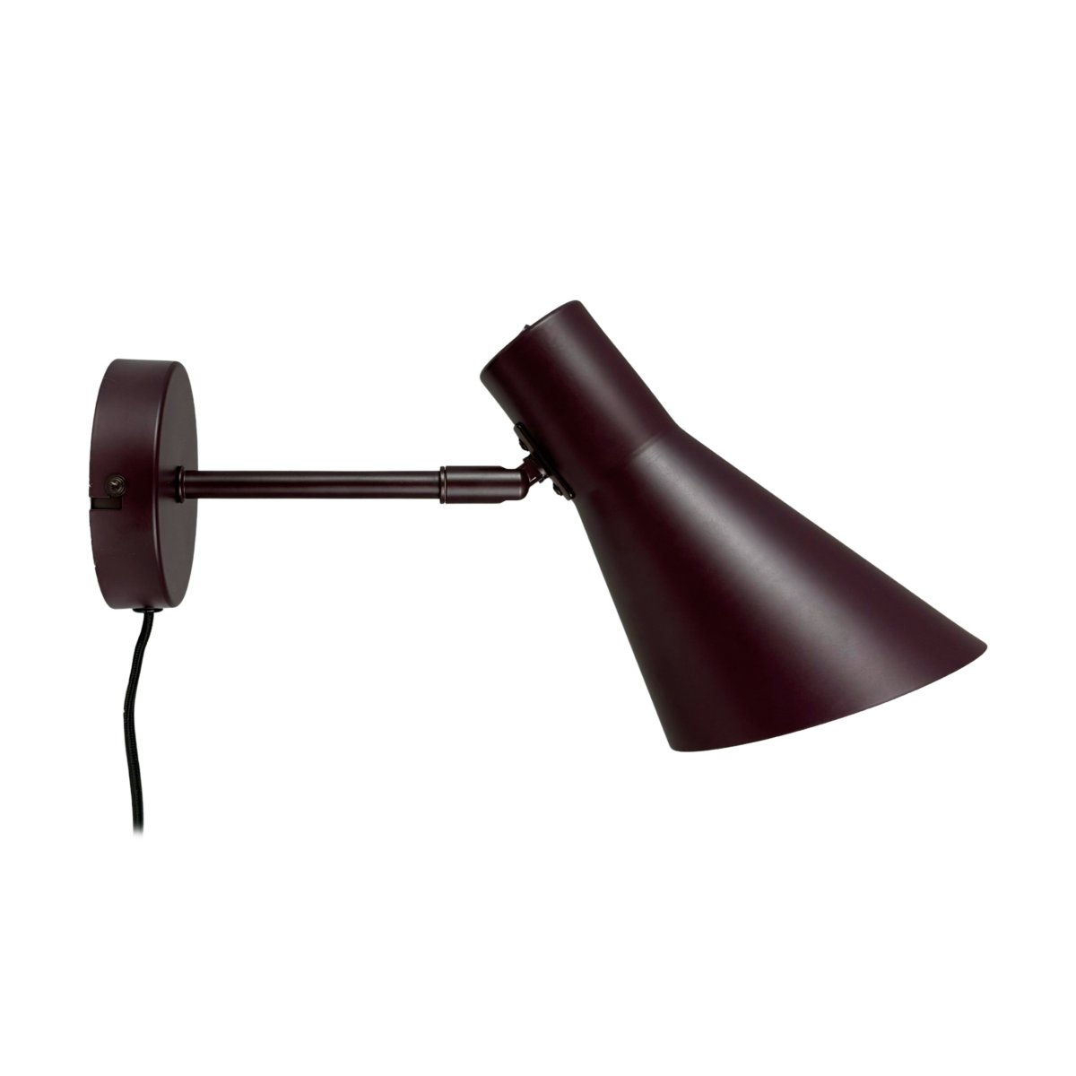 DL12 Brun leselampe Fra Dyberg Larsen - Lampen har en bevegelig skjerm som gjør det enkelt å rette lyset etter behov, perfekt som leselampe på soverommet eller ved lenestolen i stuen.