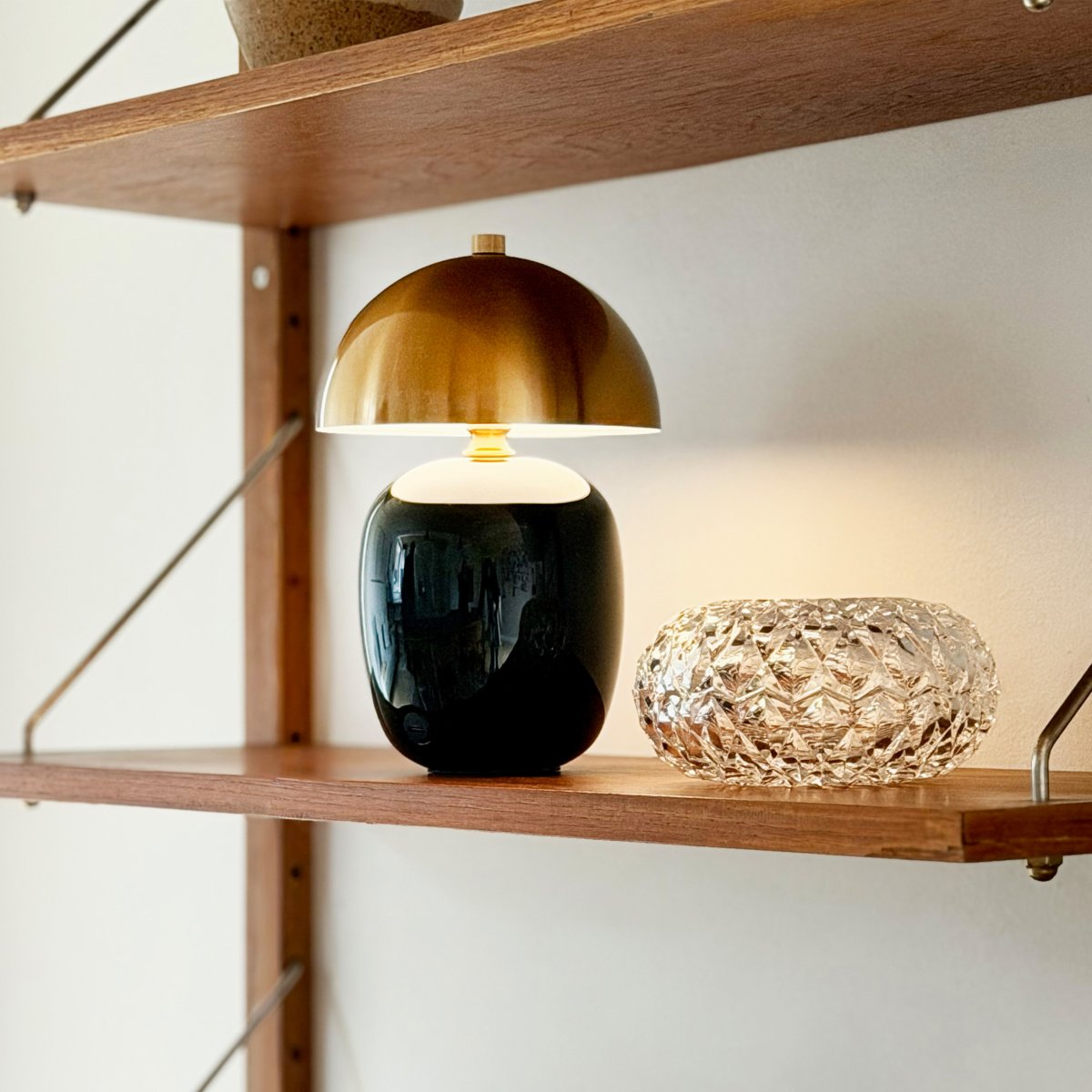 Manhatten 23cm Svart/messing bærbar Fra Dyberg Larsen - Lampen lades fullt p&aring; omtrent 8 timer og lyser i opptil 40 timer p&aring; laveste lysstyrke og opptil 8 timer p&aring; h&oslash;yeste.