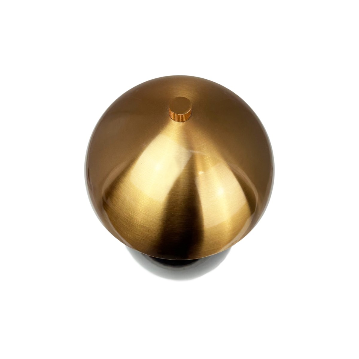 Manhatten 23cm Svart/messing bærbar Fra Dyberg Larsen - Lampen lades fullt p&aring; omtrent 8 timer og lyser i opptil 40 timer p&aring; laveste lysstyrke og opptil 8 timer p&aring; h&oslash;yeste.