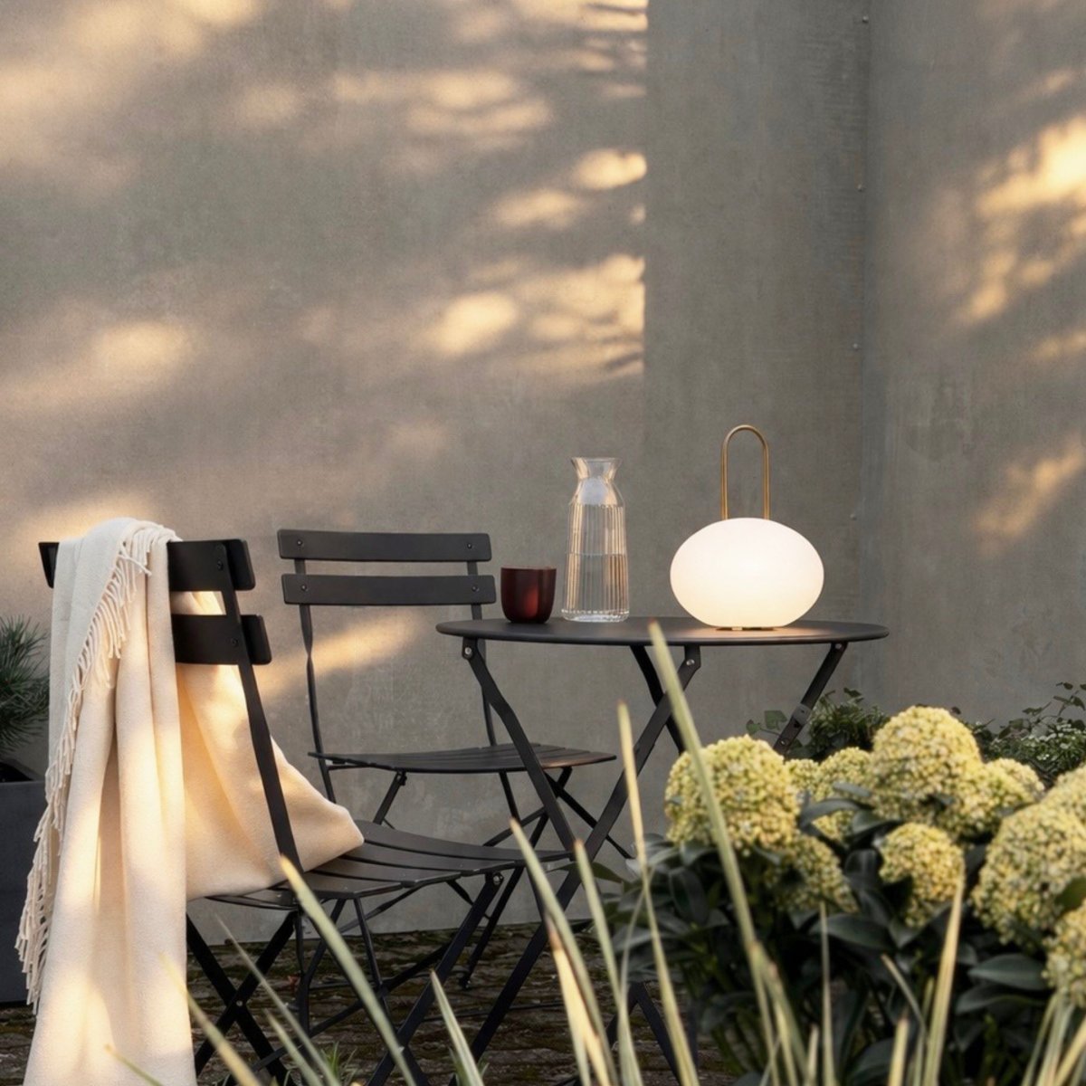 Ellipse 27cm Hvit bærbar Fra Dyberg Larsen - Den lyser i opptil 42 timer p&aring; laveste lysstyrke og opptil 12 timer p&aring; h&oslash;yeste.