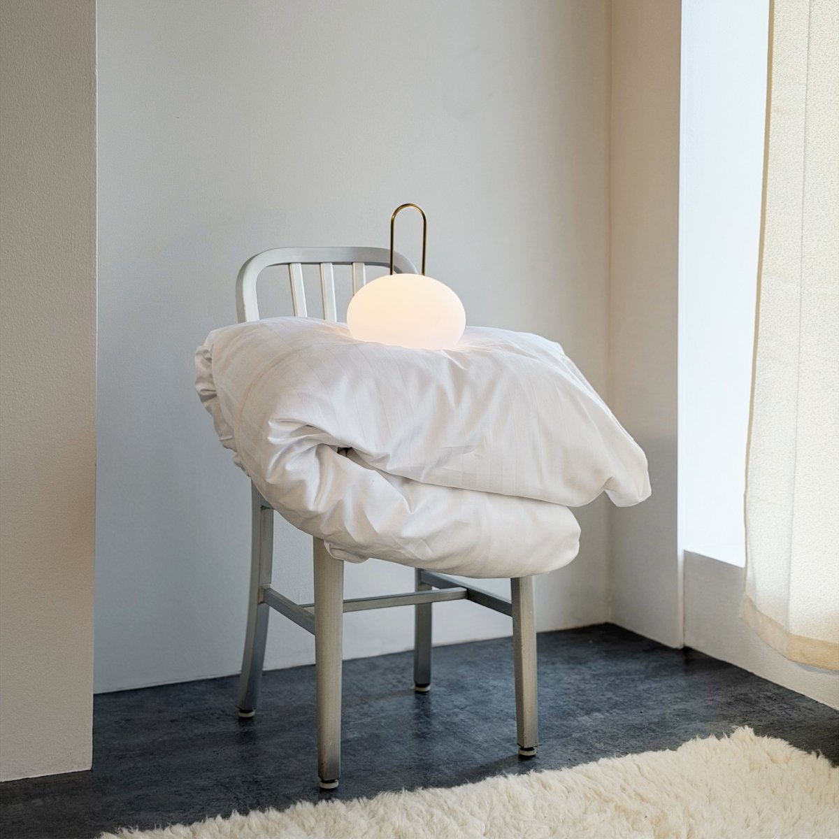 Ellipse 27cm Hvit bærbar Fra Dyberg Larsen - Den lyser i opptil 42 timer p&aring; laveste lysstyrke og opptil 12 timer p&aring; h&oslash;yeste.