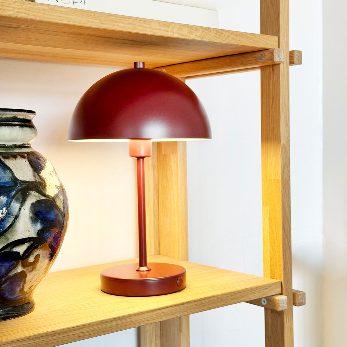 Stockholm 30cm RØD bærbar Fra Dyberg Larsen - Det smarte designet med en lavere skjerm gir et mykere og mer behagelig lys som skaper en koselig atmosf&aelig;re.