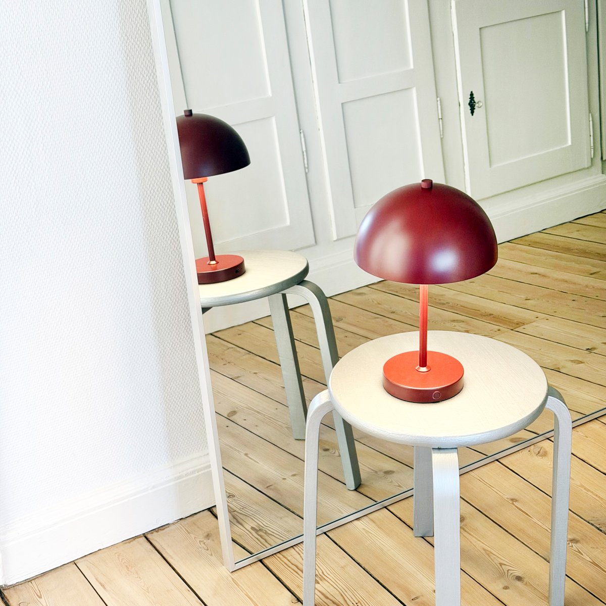 Stockholm 30cm RØD bærbar Fra Dyberg Larsen - Det smarte designet med en lavere skjerm gir et mykere og mer behagelig lys som skaper en koselig atmosf&aelig;re.