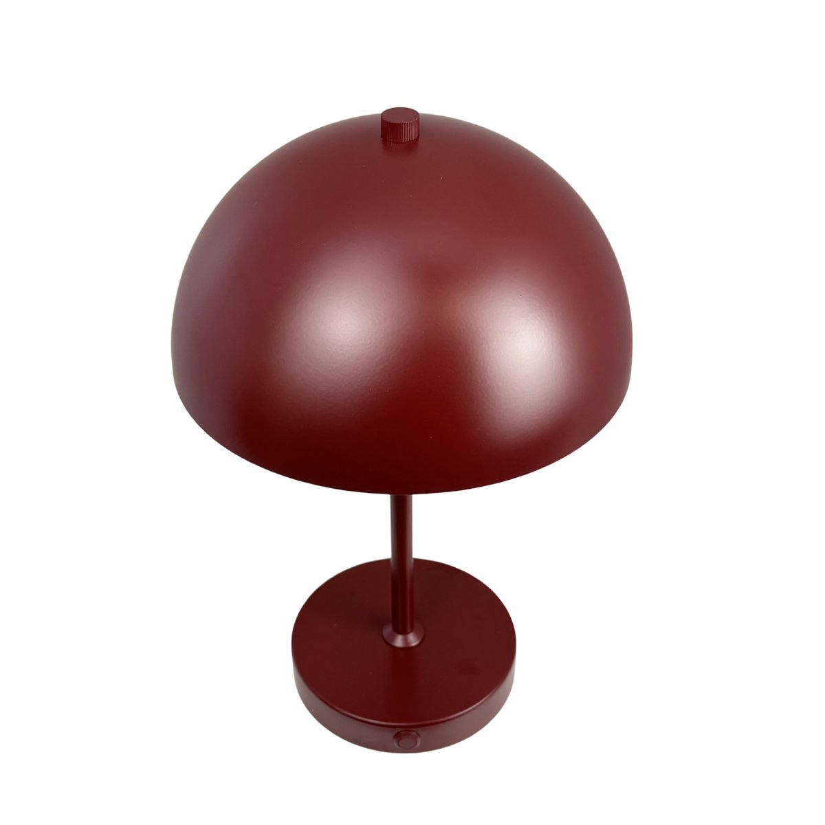 Stockholm 30cm RØD bærbar Fra Dyberg Larsen - Det smarte designet med en lavere skjerm gir et mykere og mer behagelig lys som skaper en koselig atmosf&aelig;re.