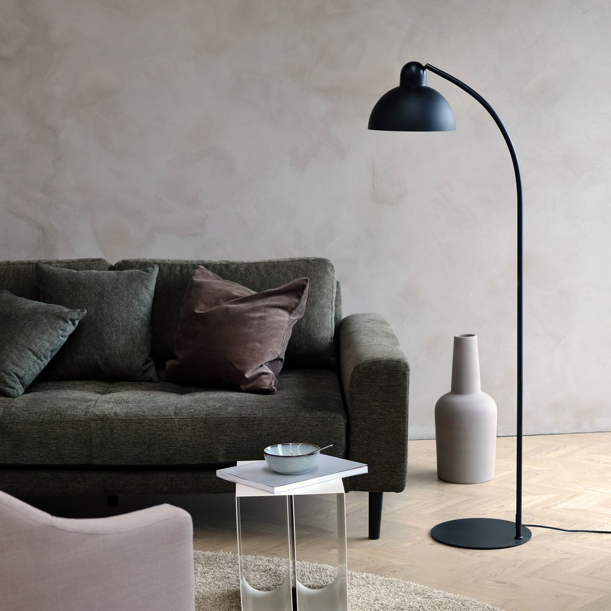 Eric Svart gulvlampe Fra Dyberg Larsen - Lampens stabile sokkel og matte finish i sort skaper et tidløst utseende, ideelt for både stue og arbeidsrom.