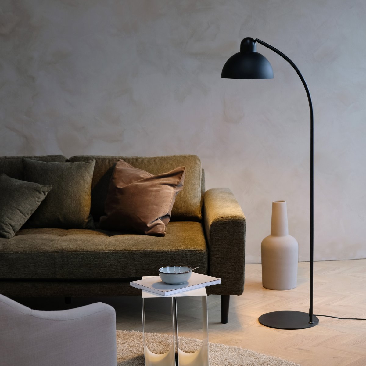 Eric Svart gulvlampe Fra Dyberg Larsen - Lampens stabile sokkel og matte finish i sort skaper et tidløst utseende, ideelt for både stue og arbeidsrom.