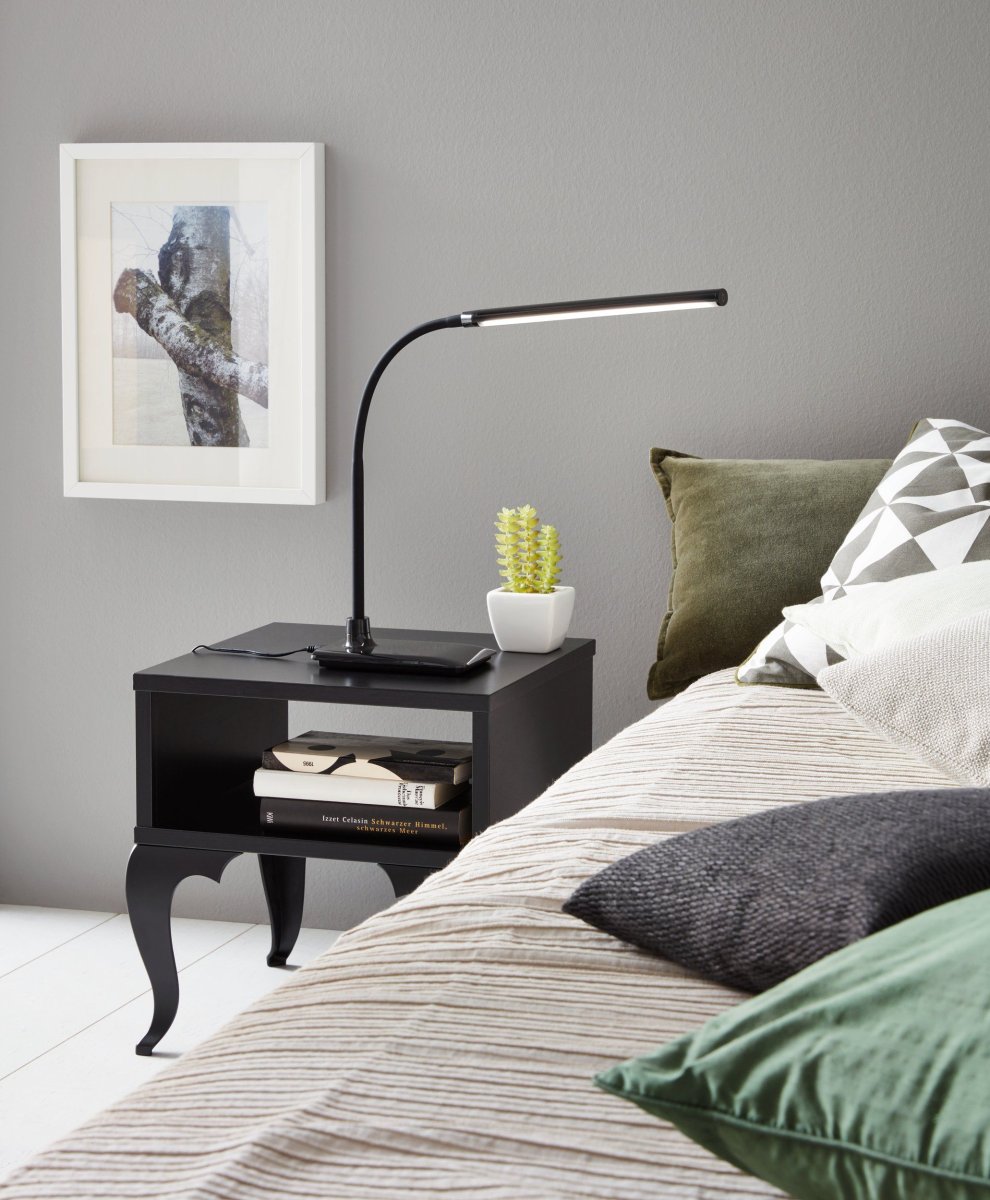 Laroa 48cm Svart skrivebordslampe Fra Eglo - Laroa er en elegant og funksjonell skrivebordslampe i et stilig design.