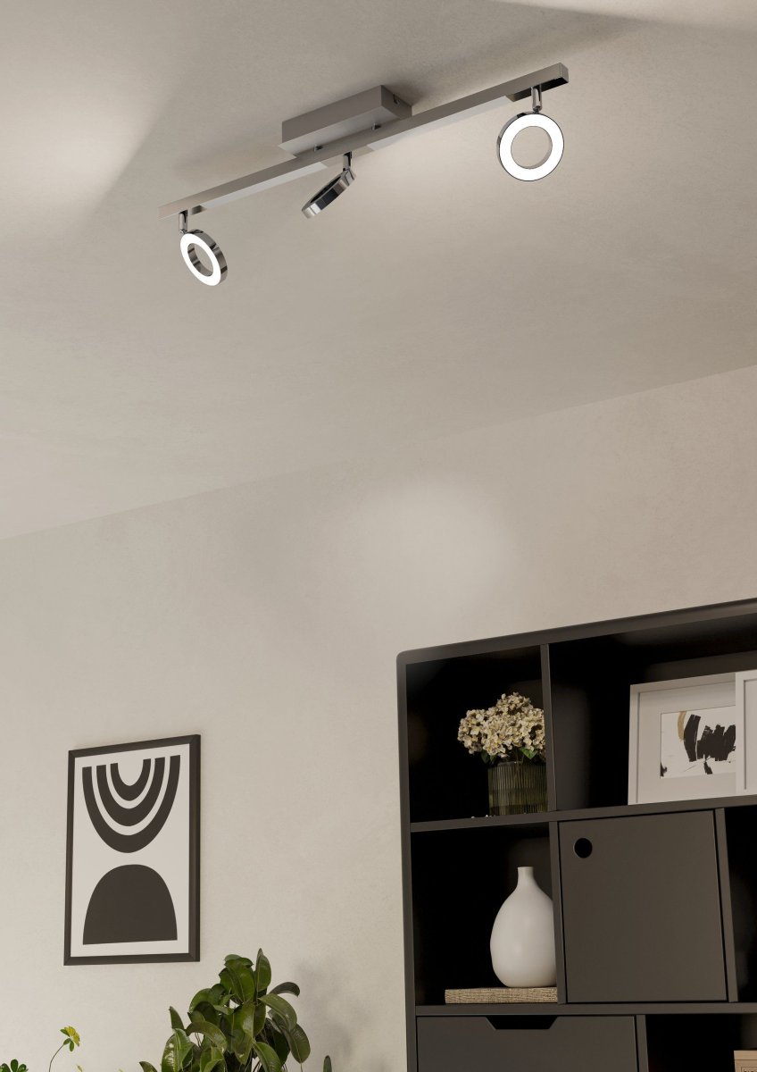 Cardillo 3 Krom spotlight Fra Eglo - Den integrerte LED-belysningen avgir et varmt hvitt og kraftig lys som passer perfekt i for eksempel gangen eller kj&oslash;kkenet.