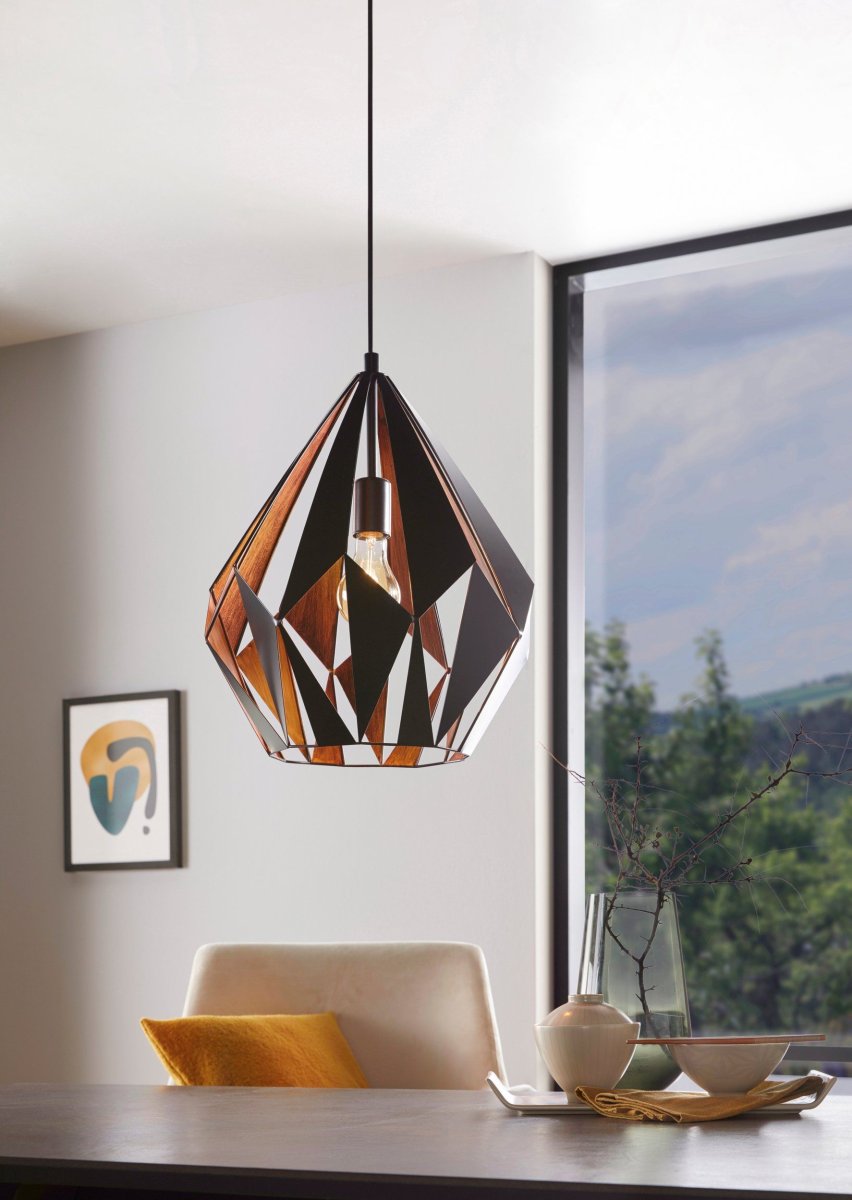 Carlton Ø38 Svart Taklampe Fra Eglo - Det svarte ytterstoffet er kombinert med et kobberfarget indre som gir et varmt og stemningsfullt lys.
