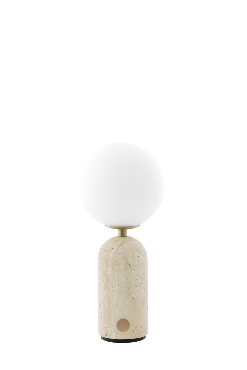 Torrano 28cm Beige travertin bærbar Fra Globen Lighting - Den massive basen i naturstein gir lampen vekt og karakter, mens den runde hvite opalglasskjermen sprer et behagelig lys.