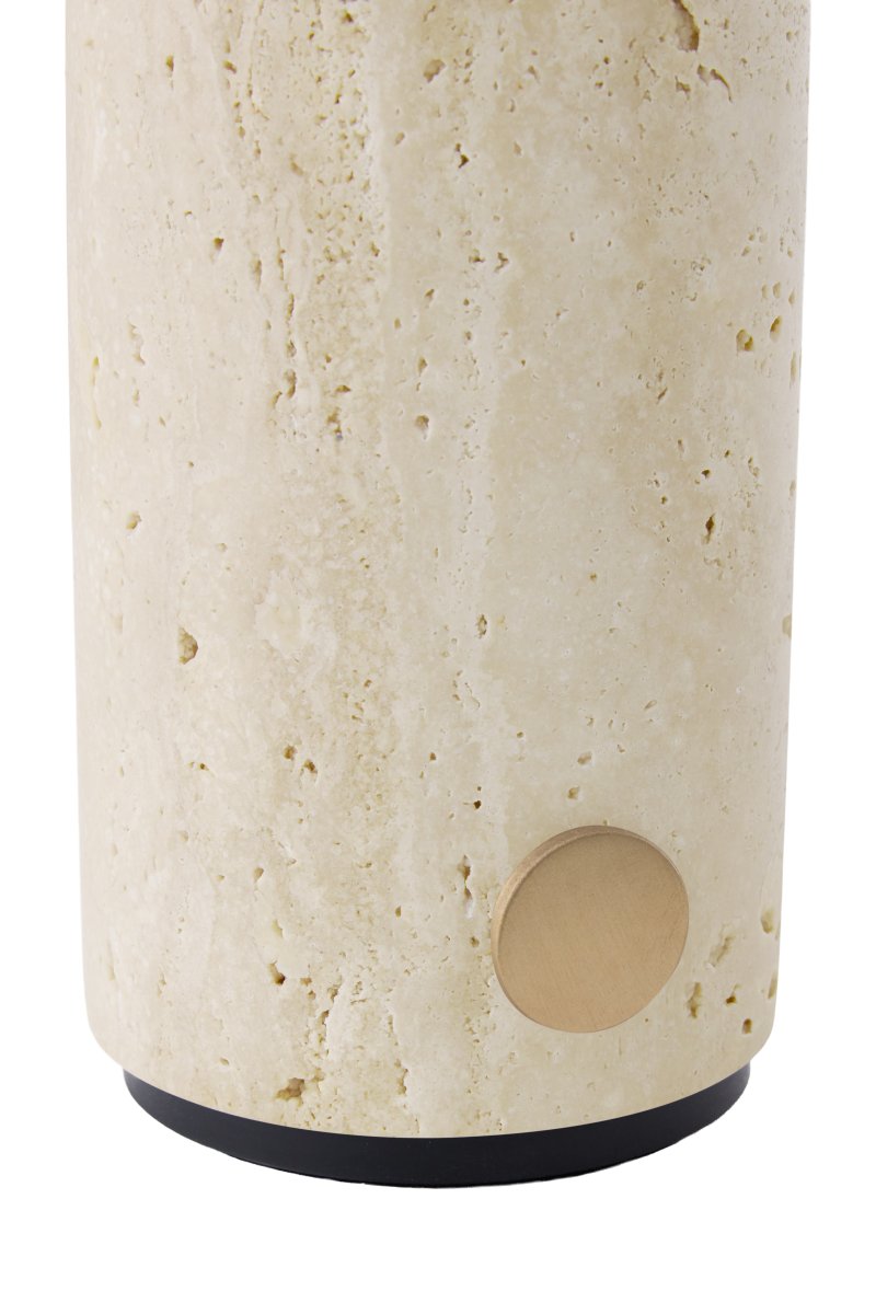 Torrano 28cm Beige travertin bærbar Fra Globen Lighting - Den massive basen i naturstein gir lampen vekt og karakter, mens den runde hvite opalglasskjermen sprer et behagelig lys.