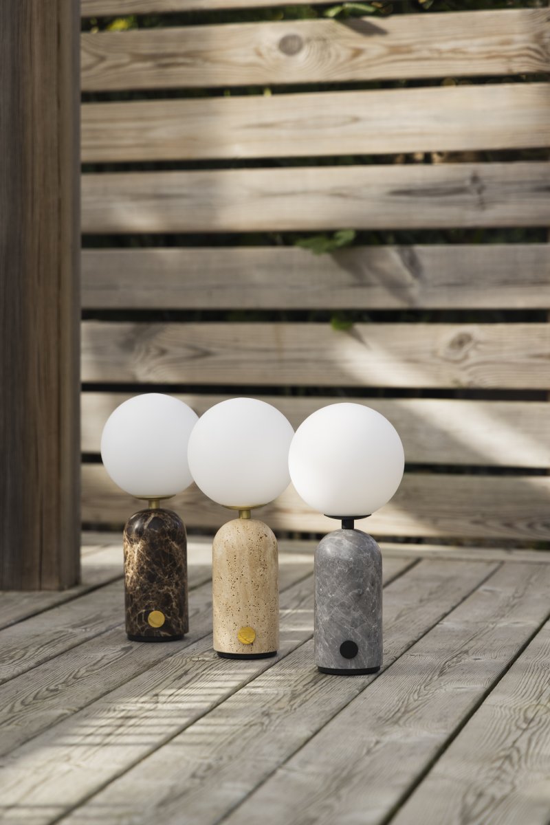 Torrano 28cm Beige travertin bærbar Fra Globen Lighting - Den massive basen i naturstein gir lampen vekt og karakter, mens den runde hvite opalglasskjermen sprer et behagelig lys.