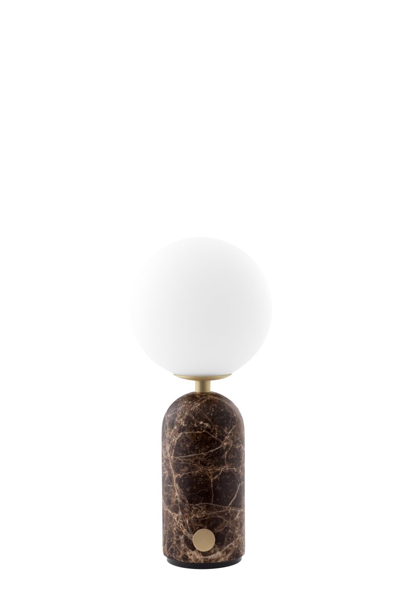 Torrano 28cm Brun marmor bærbar Fra Globen Lighting - Den massive basen i naturstein gir lampen vekt og karakter, mens den runde hvite opalglasskjermen sprer et behagelig lys.