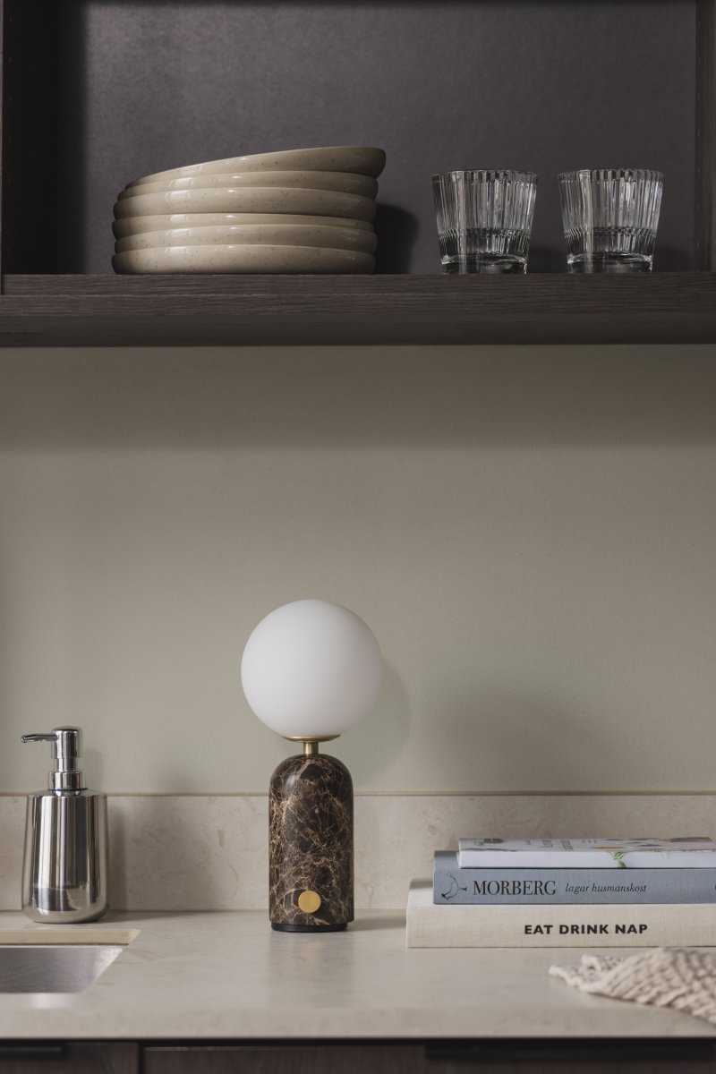 Torrano 28cm Brun marmor bærbar Fra Globen Lighting - Den massive basen i naturstein gir lampen vekt og karakter, mens den runde hvite opalglasskjermen sprer et behagelig lys.