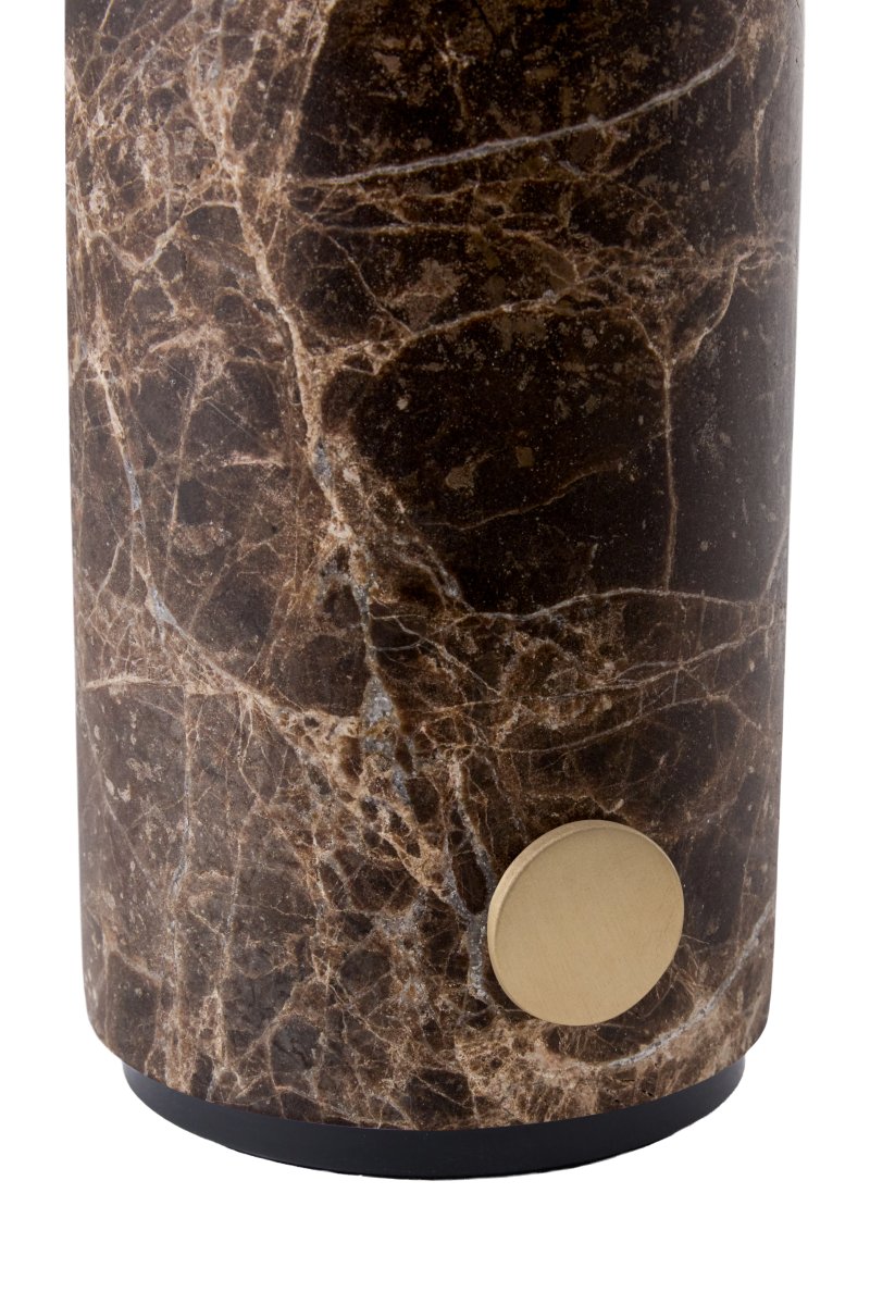 Torrano 28cm Brun marmor bærbar Fra Globen Lighting - Den massive basen i naturstein gir lampen vekt og karakter, mens den runde hvite opalglasskjermen sprer et behagelig lys.