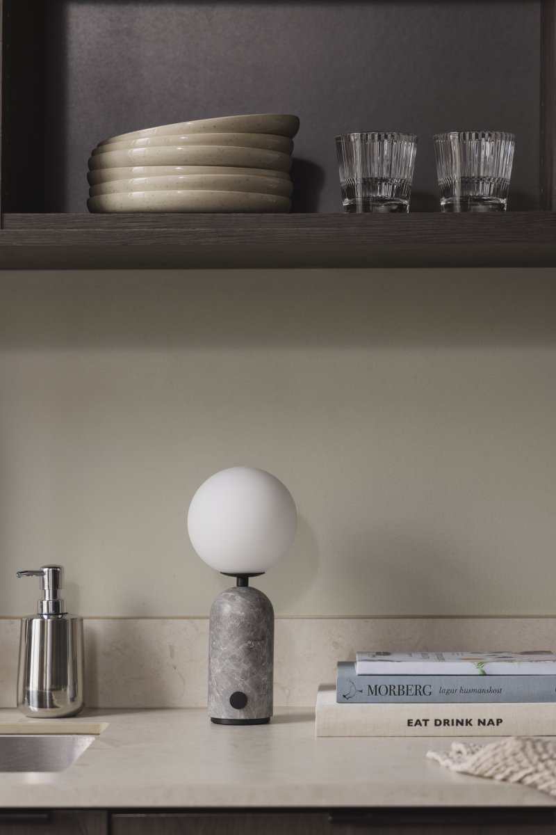 Torrano 28cm Grå marmor bærbar Fra Globen Lighting - Den massive basen i naturstein gir lampen vekt og karakter, mens den runde hvite opalglasskjermen sprer et behagelig lys.