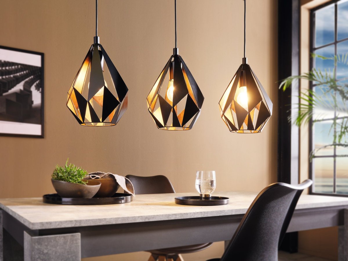 Carlton 80cm Svart Taklampe Fra Eglo - Det svarte ytterstoffet er kombinert med et kobberfarget indre som gir et varmt og stemningsfullt lys.