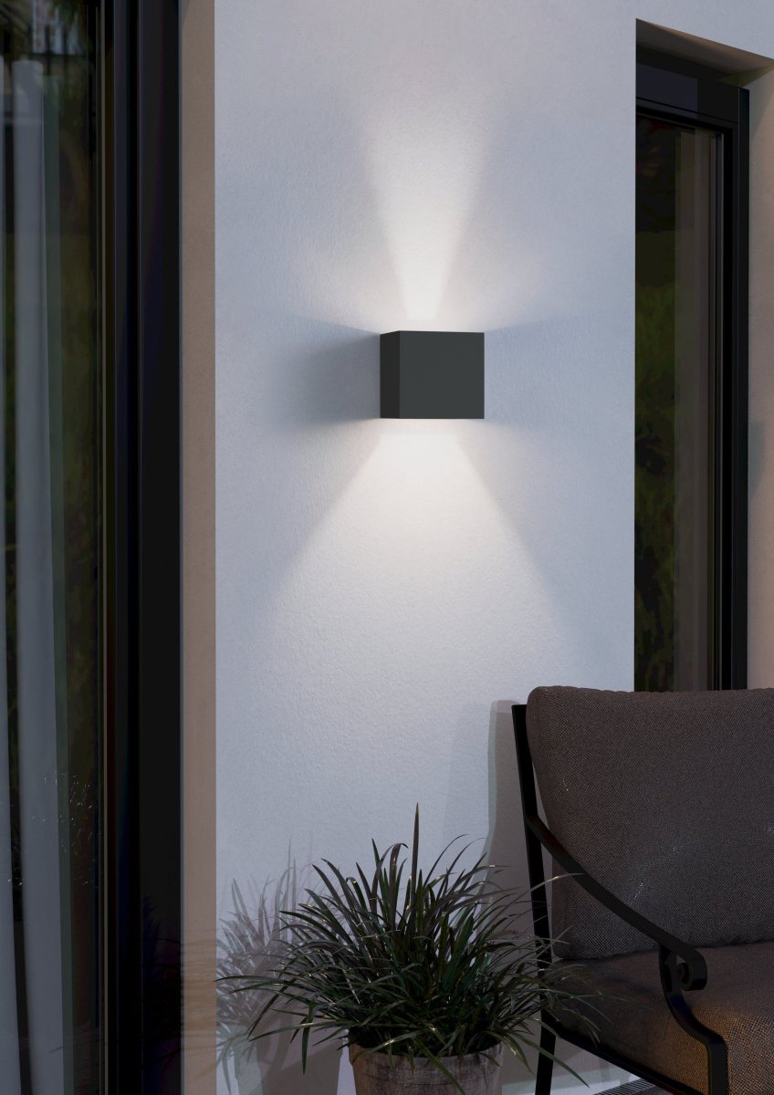 Calpino Antrasitt utendørslampe Fra Eglo - Den integrerte LED-belysningen avgir et varmt hvitt og behagelig lys som skinner b&aring;de opp og ned langs veggen.