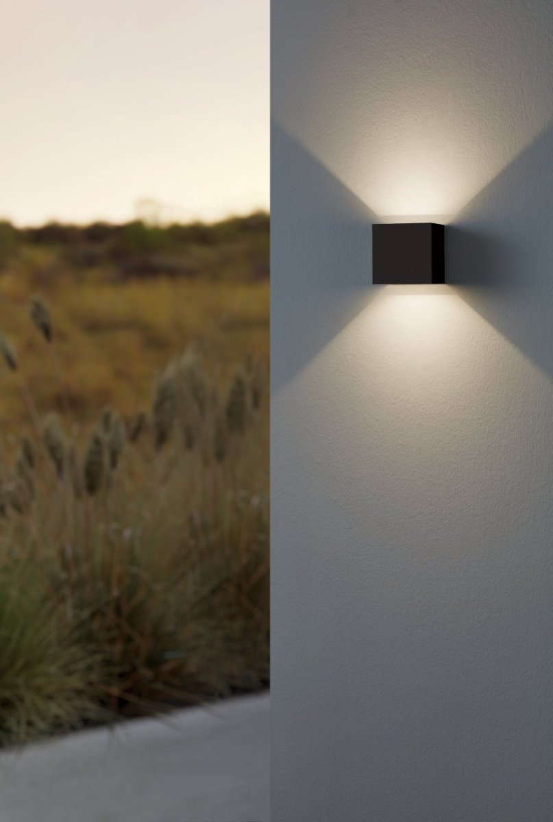 Calpino Antrasitt utendørslampe Fra Eglo - Den integrerte LED-belysningen avgir et varmt hvitt og behagelig lys som skinner b&aring;de opp og ned langs veggen.