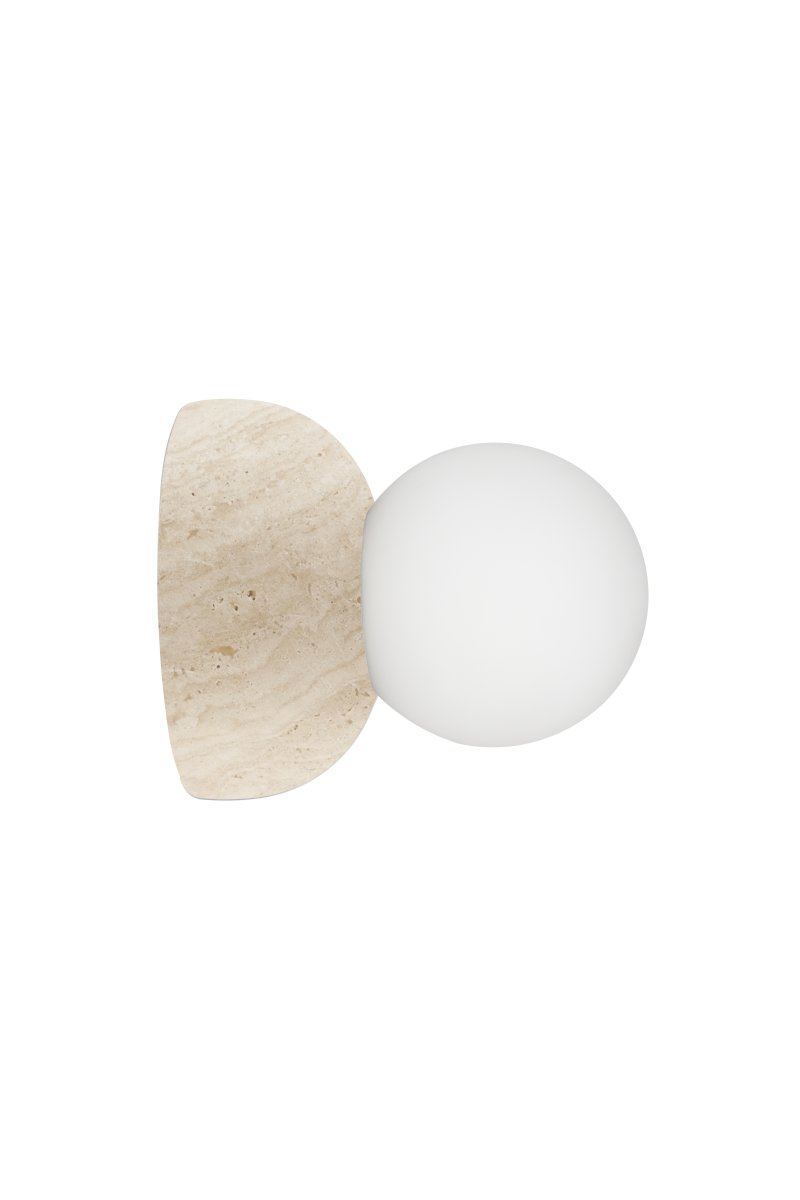 Torrano Ø13 Beige travertin baderomslampe Fra Globen Lighting - Lampen er IP44-klassifisert, noe som betyr at den kan brukes i fuktige miljøer som bad, og den kan også brukes på både vegger og tak.