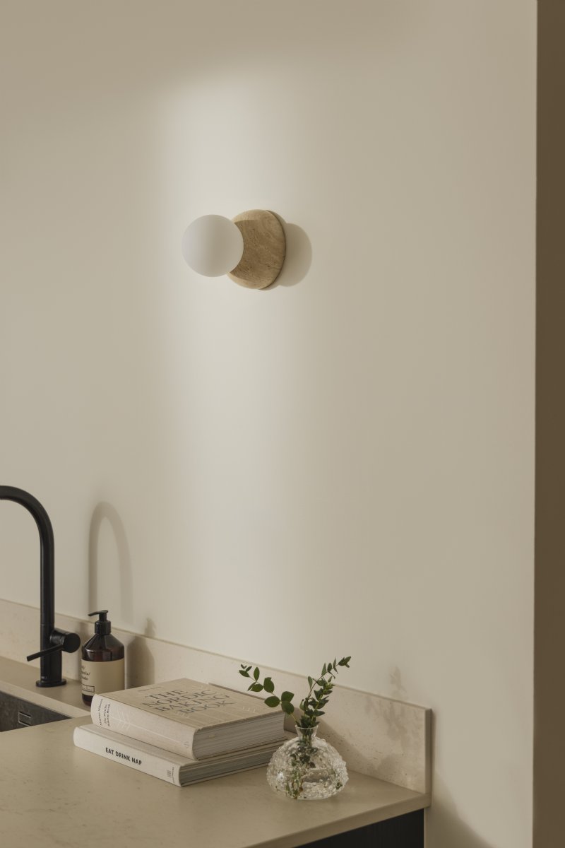 Torrano Ø13 Beige travertin baderomslampe Fra Globen Lighting - Lampen er IP44-klassifisert, noe som betyr at den kan brukes i fuktige miljøer som bad, og den kan også brukes på både vegger og tak.
