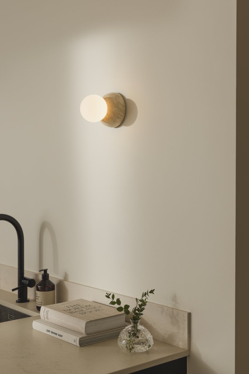 Torrano Ø13 Beige travertin baderomslampe Fra Globen Lighting - Lampen er IP44-klassifisert, noe som betyr at den kan brukes i fuktige miljøer som bad, og den kan også brukes på både vegger og tak.