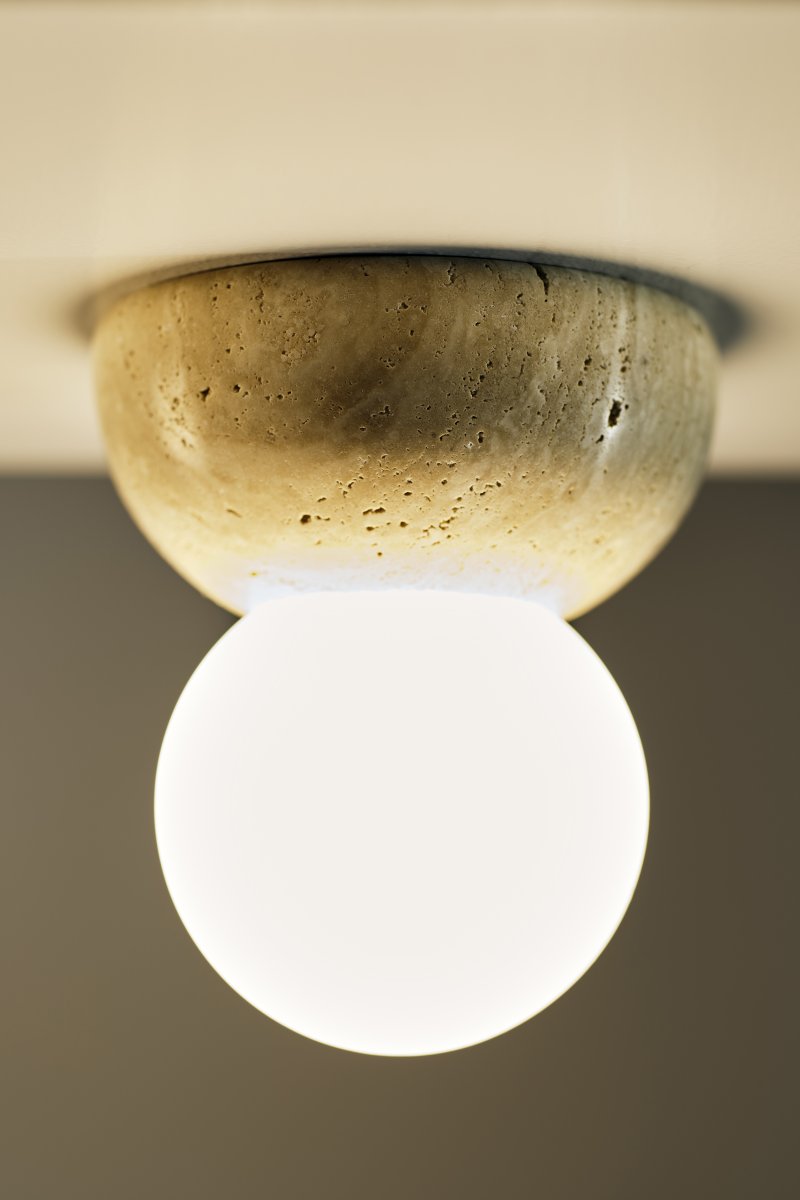 Torrano Ø13 Beige travertin baderomslampe Fra Globen Lighting - Lampen er IP44-klassifisert, noe som betyr at den kan brukes i fuktige miljøer som bad, og den kan også brukes på både vegger og tak.