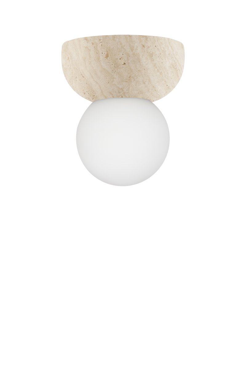 Torrano Ø13 Beige travertin baderomslampe Fra Globen Lighting - Lampen er IP44-klassifisert, noe som betyr at den kan brukes i fuktige miljøer som bad, og den kan også brukes på både vegger og tak.