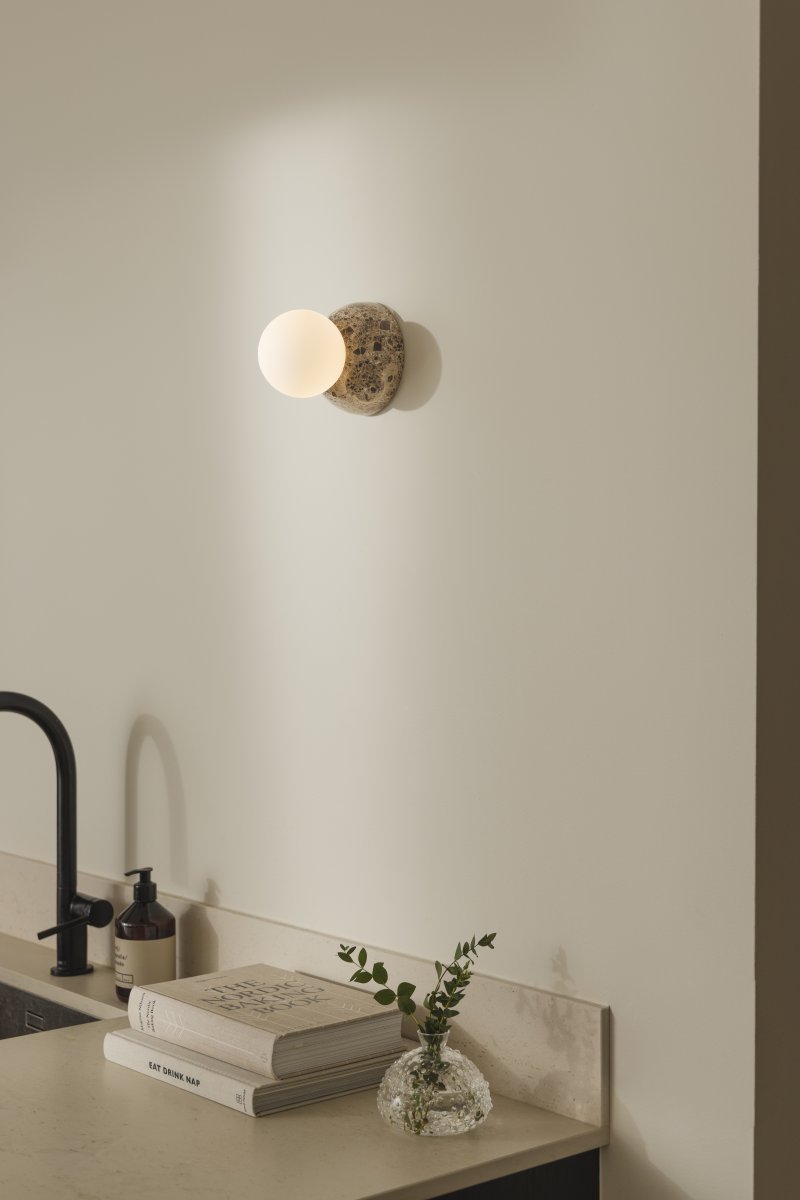 Torrano Ø13 Brun marmor baderomslampe Fra Globen Lighting - Lampen er IP44-klassifisert, noe som betyr at den kan brukes i fuktige miljøer som bad, og den kan også brukes på både vegger og tak.