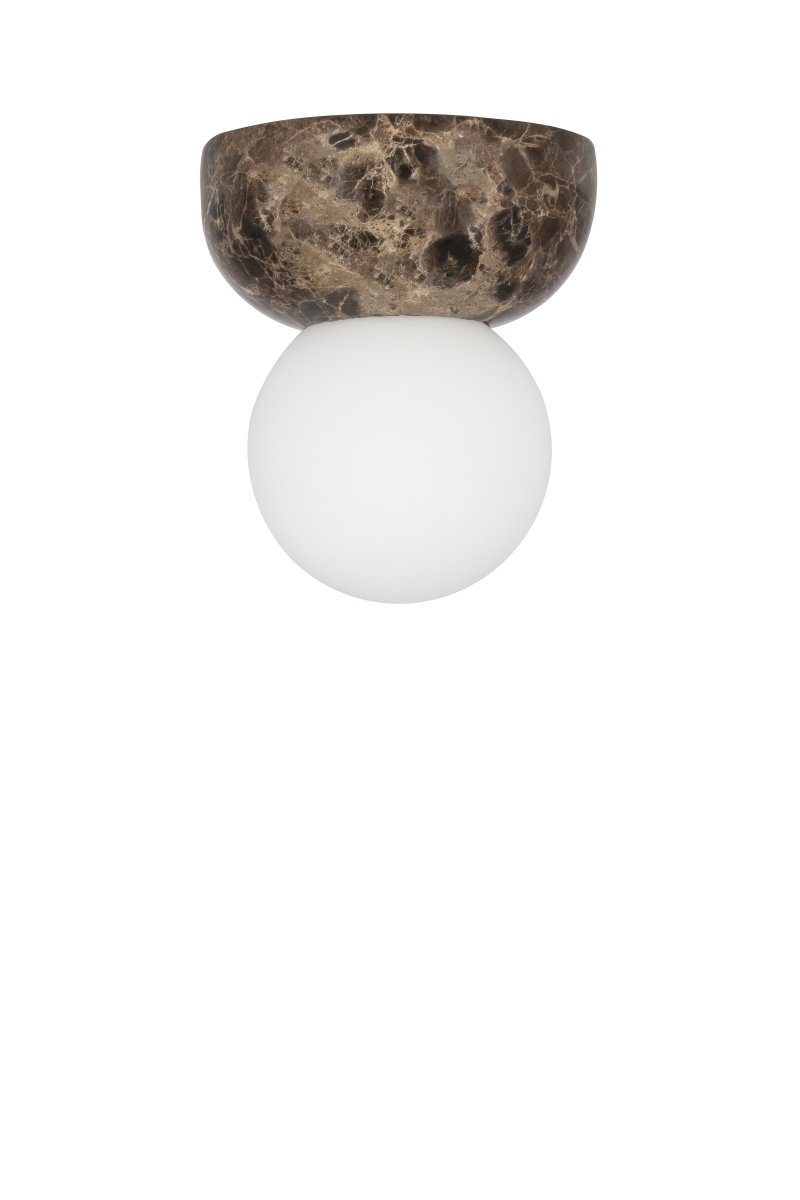 Torrano Ø13 Brun marmor baderomslampe Fra Globen Lighting - Lampen er IP44-klassifisert, noe som betyr at den kan brukes i fuktige miljøer som bad, og den kan også brukes på både vegger og tak.
