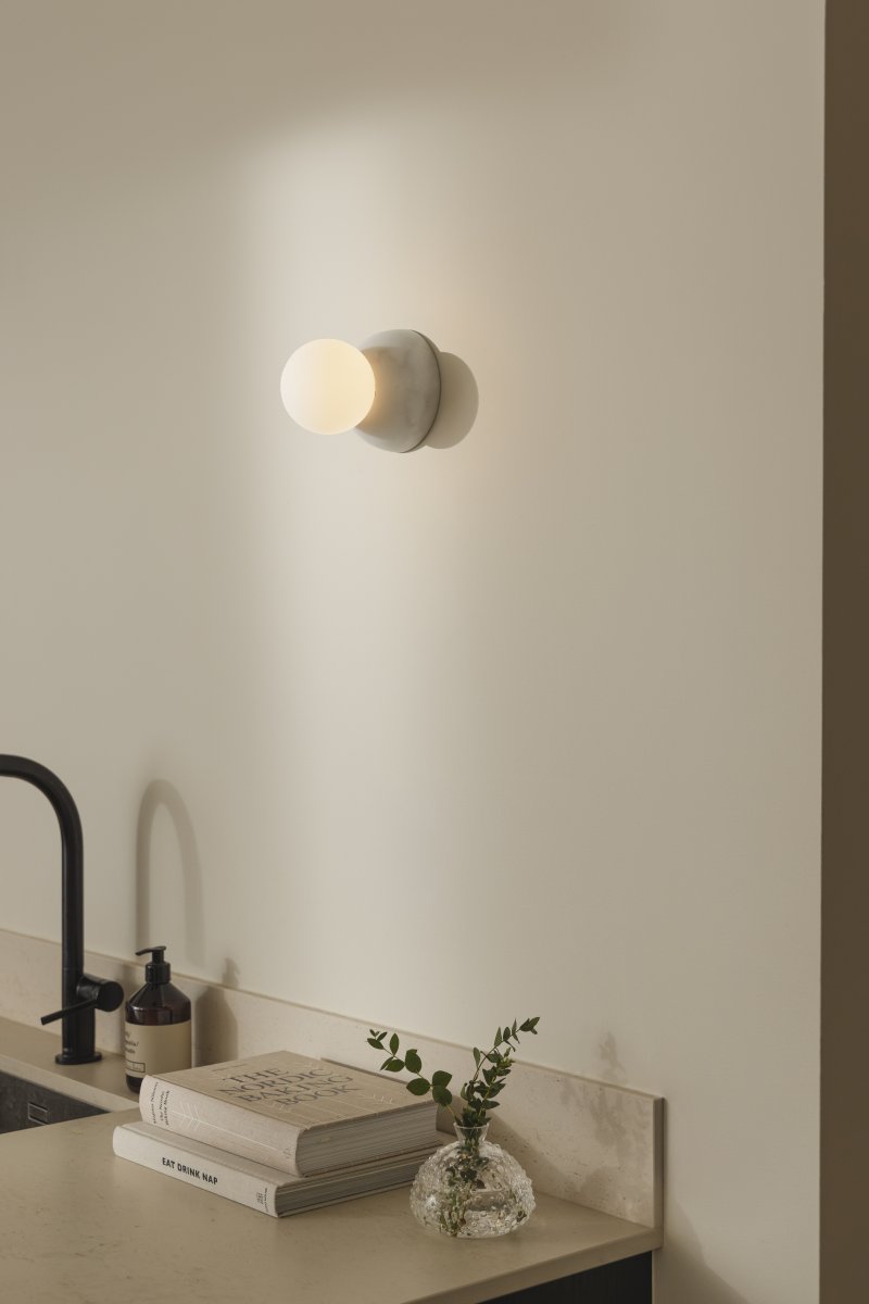 Torrano Ø13 Hvit marmor baderomslampe Fra Globen Lighting - Lampen er IP44-klassifisert, noe som betyr at den kan brukes i fuktige miljøer som bad, og den kan også brukes på både vegger og tak.