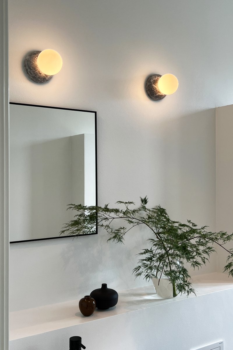 Torrano Ø13 Grå marmor baderomslampe Fra Globen Lighting - Lampen er IP44-klassifisert, noe som betyr at den kan brukes i fuktige miljøer som bad, og den kan også brukes på både vegger og tak.