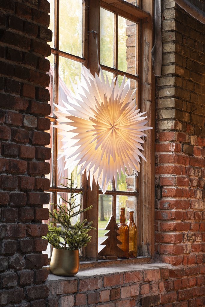 Star Ø80 Hvit Fra Konstsmide - Stjernen kommer med en praktisk ledningsholder og strømbryter for enkel av- og påkobling.