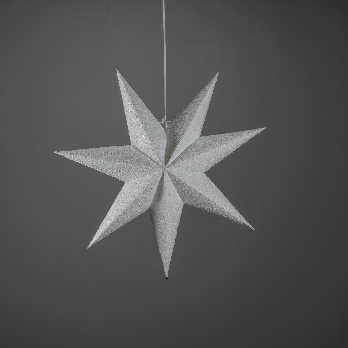 Papirstjerne m. broderi Ø60 Hvit Fra Konstsmide - Med sin diameter p&aring; 60 cm er den perfekt for &aring; henge i et vindu, hvor den vil v&aelig;re et vakkert blikkfang i advent og jul.