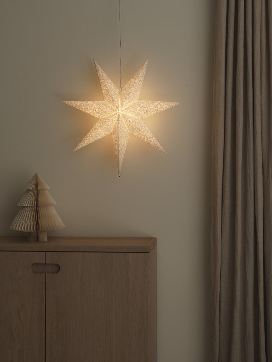 Papirstjerne m. broderi Ø60 Hvit Fra Konstsmide - Med sin diameter p&aring; 60 cm er den perfekt for &aring; henge i et vindu, hvor den vil v&aelig;re et vakkert blikkfang i advent og jul.