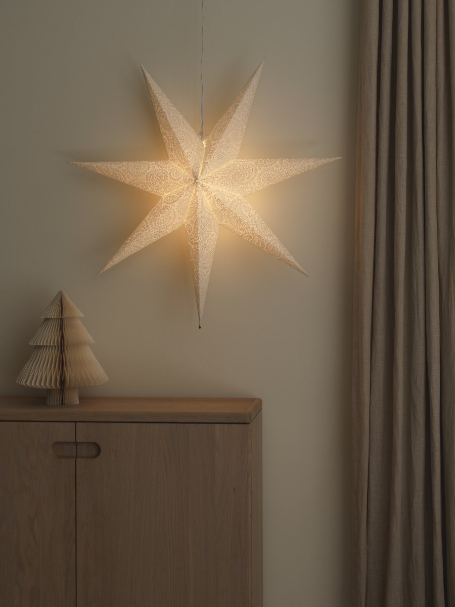 Papirstjerne m. broderi Ø80 Hvit Fra Konstsmide - Med sin diameter p&aring; 80 cm er den perfekt for &aring; henge i et vindu, hvor den vil v&aelig;re et vakkert blikkfang i advent og jul.