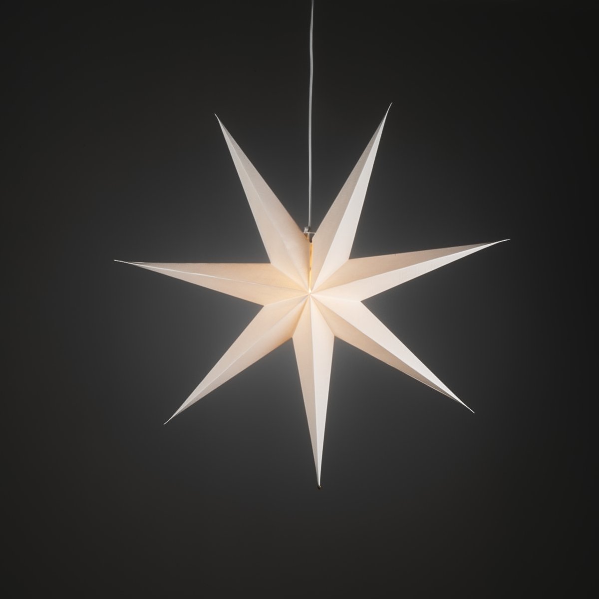 Papirstjerne Ø78 Hvit Fra Konstsmide - Det enkle, elegante designet sprer et mykt og behagelig lys som gir en harmonisk f&oslash;lelse i advent og jul.