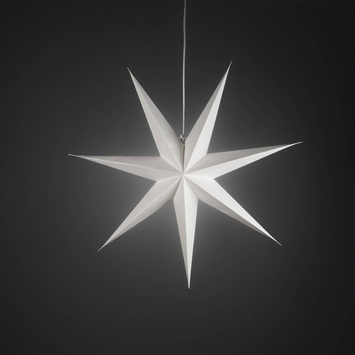 Papirstjerne Ø78 Hvit Fra Konstsmide - Det enkle, elegante designet sprer et mykt og behagelig lys som gir en harmonisk f&oslash;lelse i advent og jul.