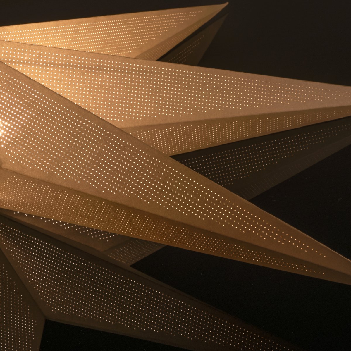 Papirstjerne Ø78 Beige Fra Konstsmide - Det enkle, elegante designet sprer et mykt og behagelig lys som gir en harmonisk følelse i advent og jul.