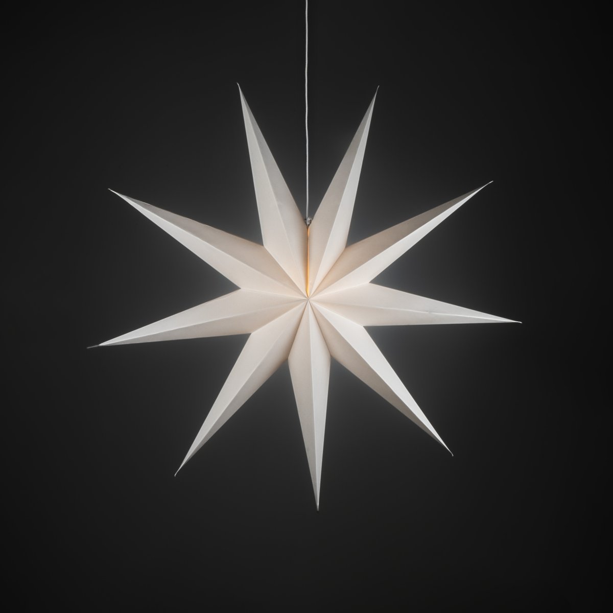 Papirstjerne Ø115 Hvit Fra Konstsmide - Det enkle, elegante designet sprer et mykt og behagelig lys som gir en harmonisk f&oslash;lelse i advent og jul.