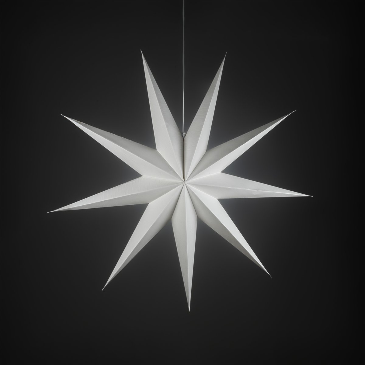 Papirstjerne Ø115 Hvit Fra Konstsmide - Det enkle, elegante designet sprer et mykt og behagelig lys som gir en harmonisk f&oslash;lelse i advent og jul.