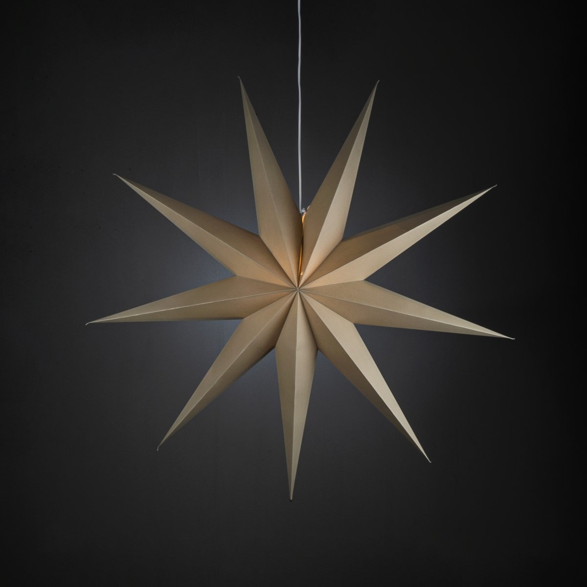 Papirstjerne Ø115 Beige Fra Konstsmide - Det enkle, elegante designet sprer et mykt og behagelig lys som gir en harmonisk f&oslash;lelse i advent og jul.