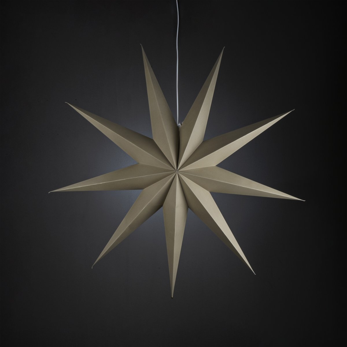 Papirstjerne Ø115 Beige Fra Konstsmide - Det enkle, elegante designet sprer et mykt og behagelig lys som gir en harmonisk f&oslash;lelse i advent og jul.