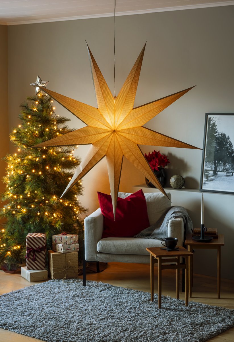 Papirstjerne Ø115 Beige Fra Konstsmide - Det enkle, elegante designet sprer et mykt og behagelig lys som gir en harmonisk f&oslash;lelse i advent og jul.