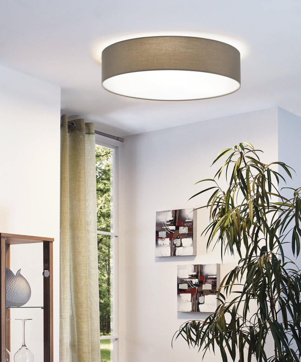 Pasteri Ø57 Taupe plafond Fra Eglo - Skjermen er trukket med tekstil i en elegant taupefarge som gir rommet en varm f&oslash;lelse.