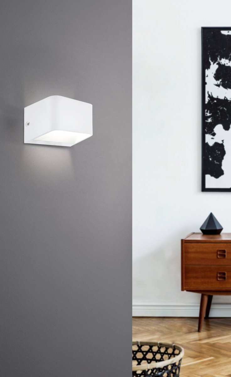 Sania 13cm Hvit vegglampe Fra Eglo - Sania er en stilig og moderne vegglampe i hvitt metall som passer inn i de fleste milj&oslash;er.