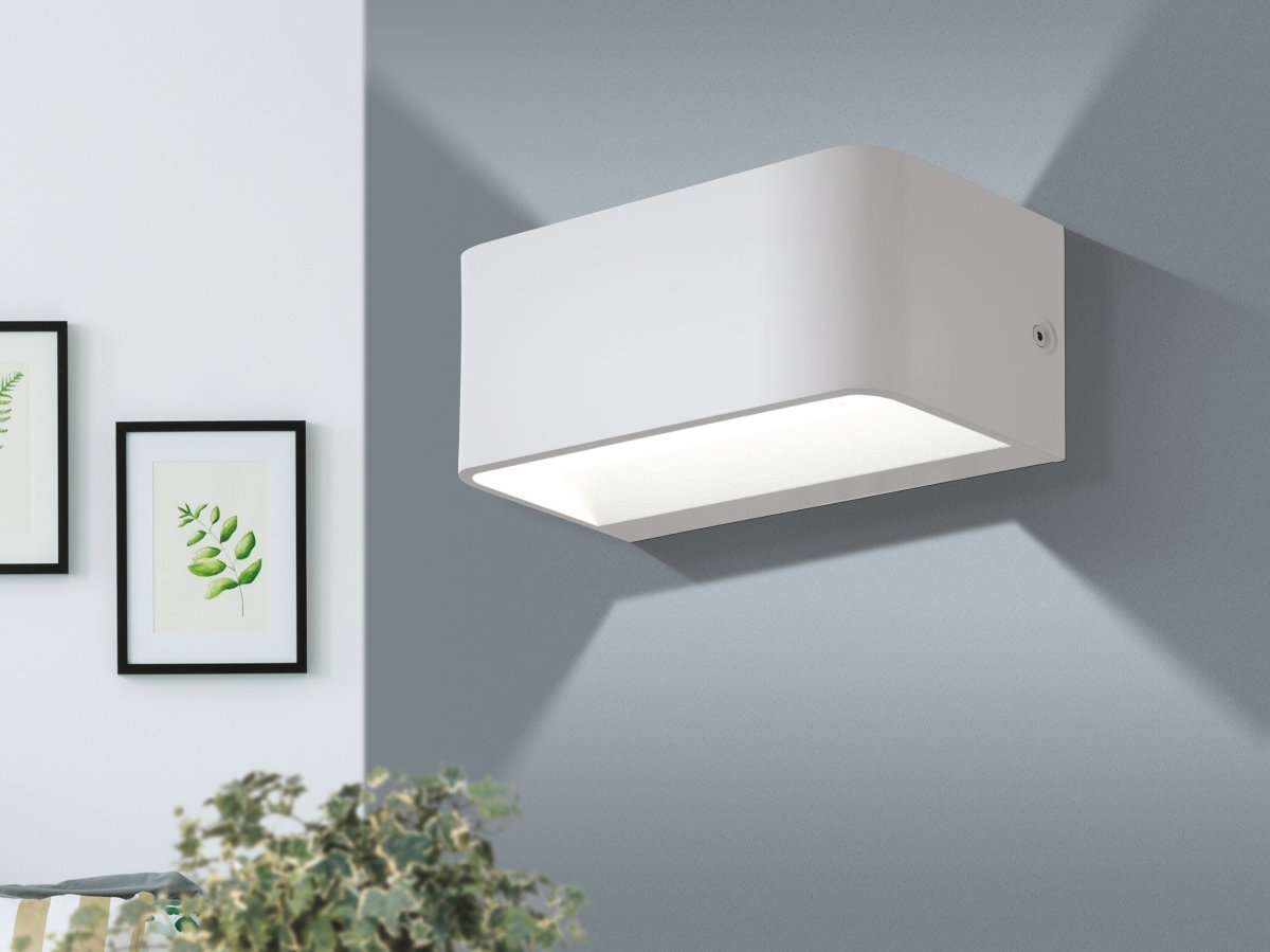 Sania 20cm Hvit vegglampe Fra Eglo - Sania er en stilig og moderne vegglampe i hvitt metall som passer inn i de fleste milj&oslash;er.