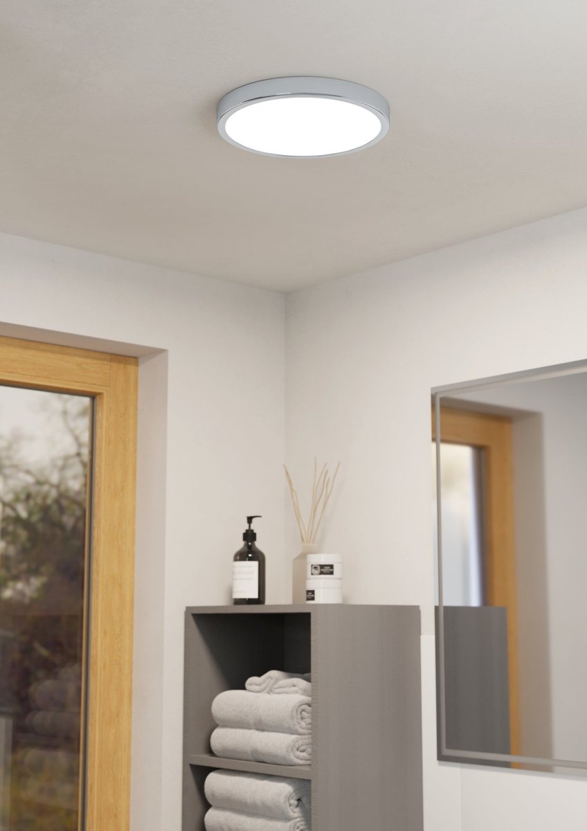 Fueva Ø28 Krom baderomslampe Fra Eglo - Fueva plafond er en stilig og funksjonell taklampe i metall og plast med en elegant kromfinish og hvitt panel.