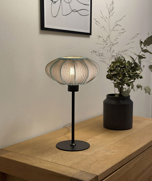 Mamsell 37cm Svart bordlampe Fra Aneta Lighting - Mamsell bordlampe er dekket med fint plissert stretchstoff som gir et behagelig lett dempet lys.