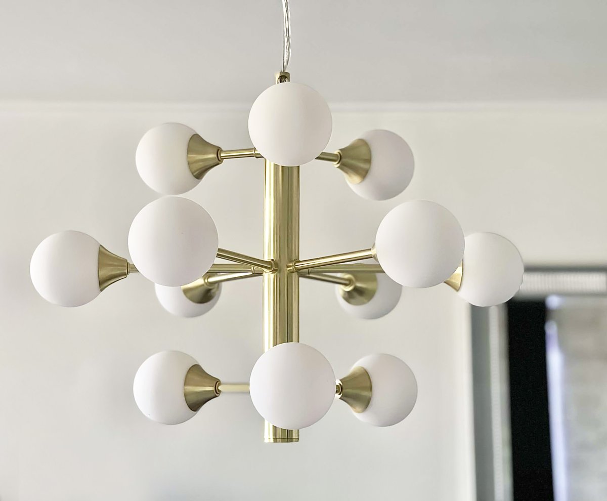 Cosmos Ø50 Matt messing Taklampe Fra Aneta Lighting - Cosmos taklampe i matt messingfarget metall med 12 opalhvite glasskopper.
